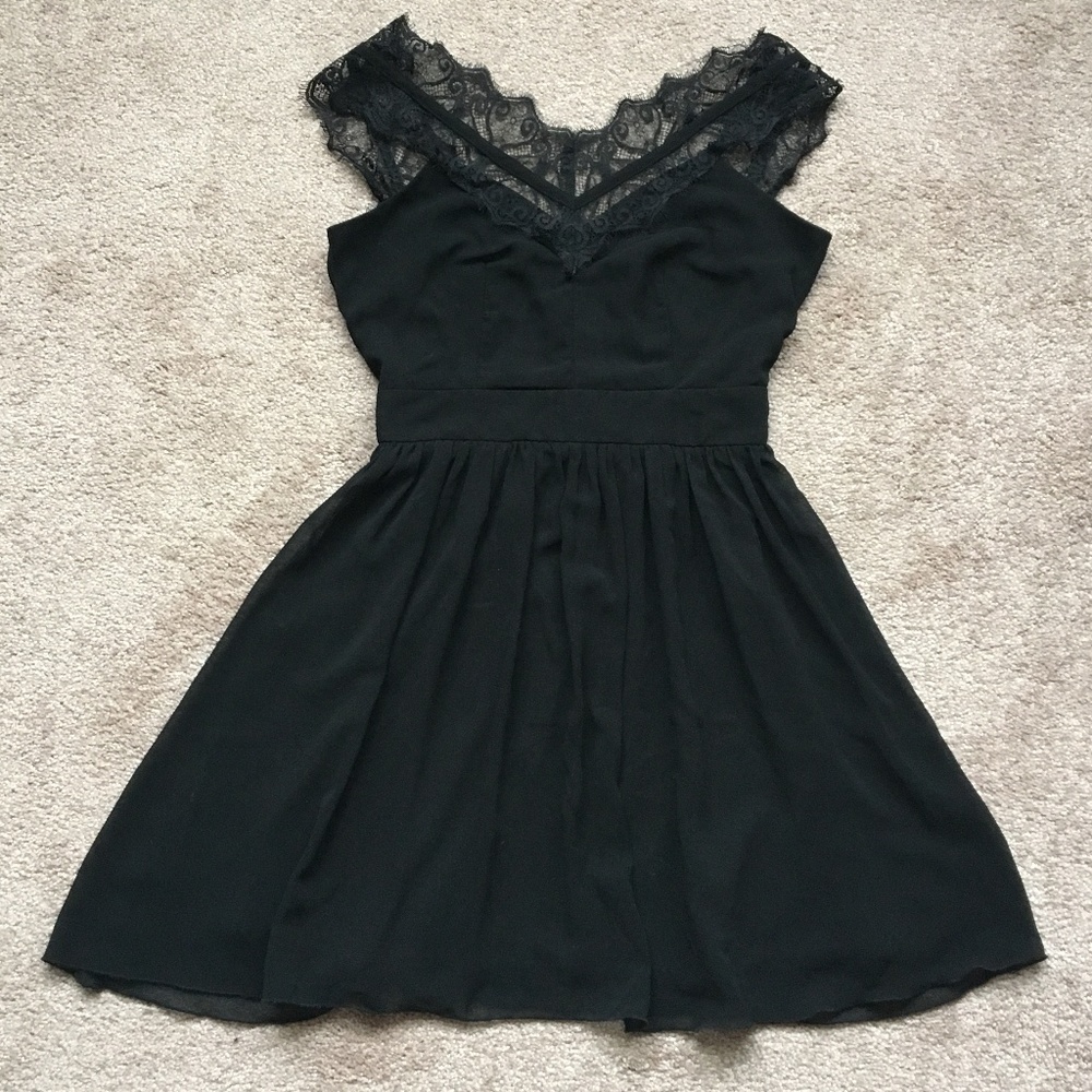 Elise Ryan Skater Dress with Scallop Lace V Neck